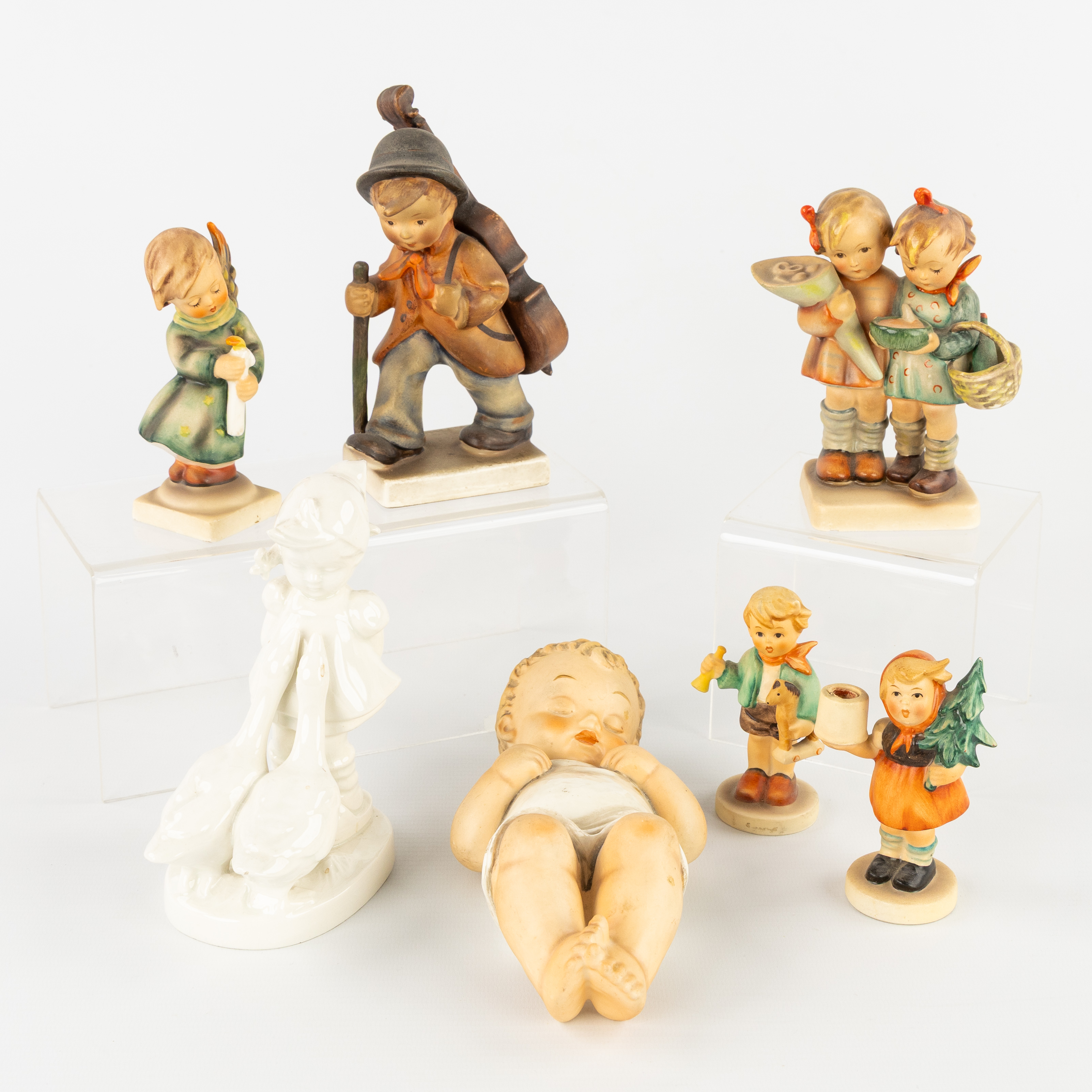 Goebel Hümmel, A collection of 7 figurines, Biscuit porcelain and Blanc de Blanc porcelain. (L:9 x W:19 x H:6.5 cm)